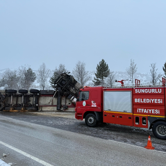 Buzlanan yolda kayan tır devrildi: 1 yaralı