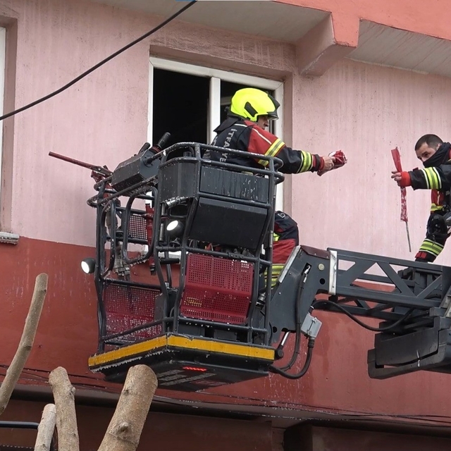 İtfaiye erleri yangında Türk Bayraklarını zarar görmemesi için topladı
Yang...