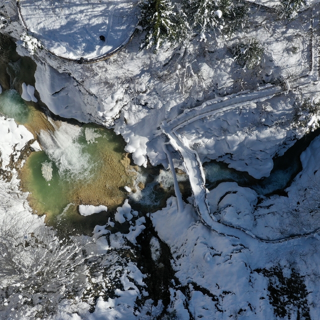 Giresun'daki Mavigöl ile Kuzalan Şelalesi beyaz örtüyle kaplandı