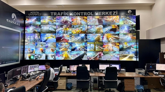 Gaziantep'te karla mücadele çalışmaları Trafik Koordinasyon Merkezi'nden yönetiliyor
Trafik Koordinasyon Merkezi'nde şehrin nabzı tutuluyor