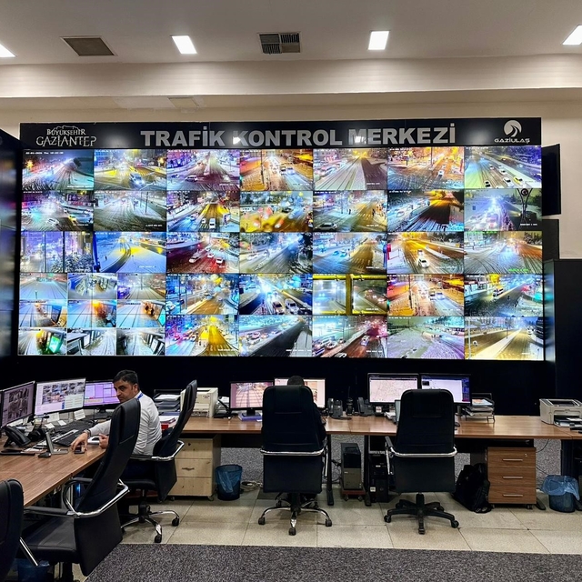 Gaziantep'te karla mücadele çalışmaları Trafik Koordinasyon Merkezi'nden yö...