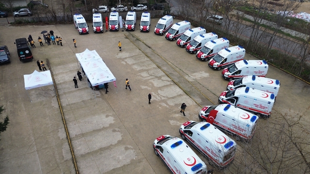 Bursa'ya 17 yeni 112 acil ambulansı
Sağlık Bakanlığı'ndan Bursa'ya 17 adet 112 acil ambulansı tahsis edildi, ambulanslar törenle göreve başladı
Bursa'daki ambulans sayısı 158'e yükselirken, ambulansların olay yerine ulaşma süresinin ortalama 7 dakika olduğu açıklandı