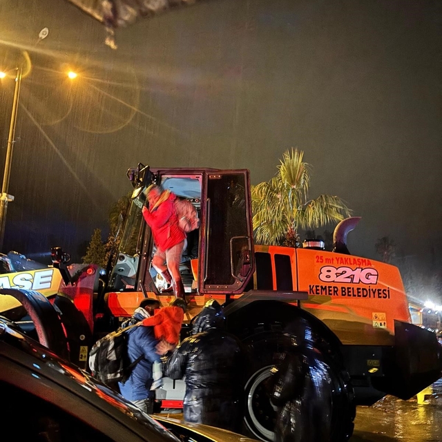 Antalya'da taşkında evlerinde mahsur kalan 4 çocuk ve yaşlı kadın pansiyona...