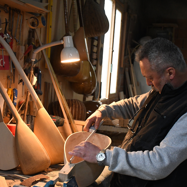 Ata yadigarı atölyede ürettiği el yapımı bağlamalarla "Anadolu'nun sesi"ni...