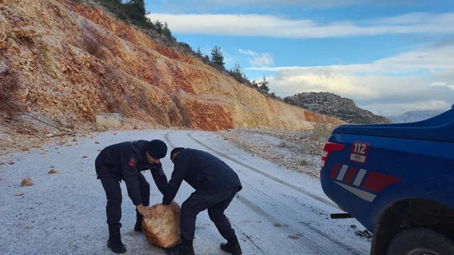 Harmankaya Tabiat Kanyonu'nun yolunu düşen kaya parçası jandarma tarafından kaldırıldı