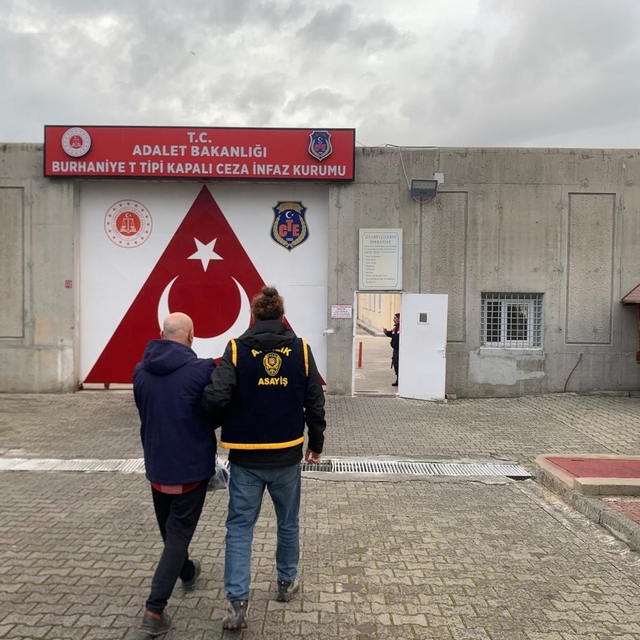 Ayvalık'ta kendisini Emniyet Müdürü olarak tanıtan şahsa operasyon
