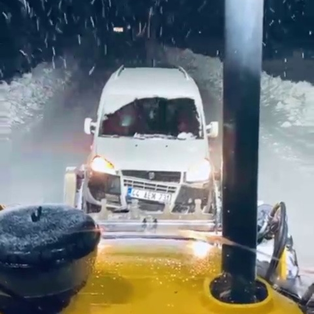 Mahsur kalan araçlar kurtarıldı