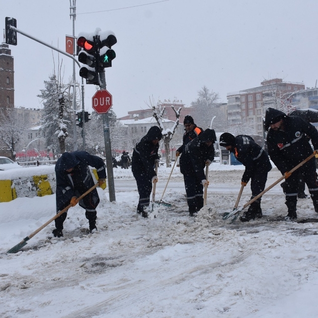 Siirt'te tüm köy yolları kardan kapandı