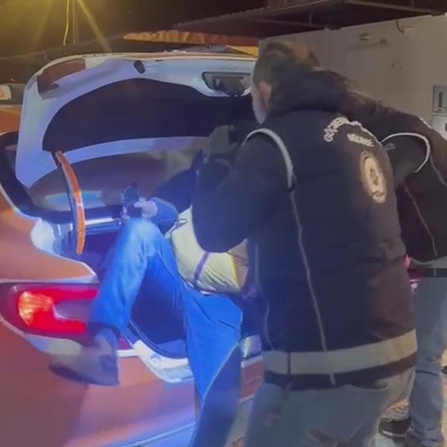 Taksinin bagajından 2 kaçak göçmen çıktı