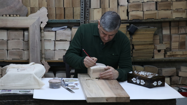 Gaziantepli "Yaşayan İnsan Hazinesi" sedef kakmayı yaşatmaya çalışıyor