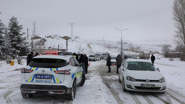 Kar nedeniyle kapanan Malatya-Kayseri kara yolu yeniden ulaşıma açıldı