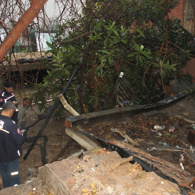 Antalya'da sağanak nedeniyle kullanılmayan bina çöktü