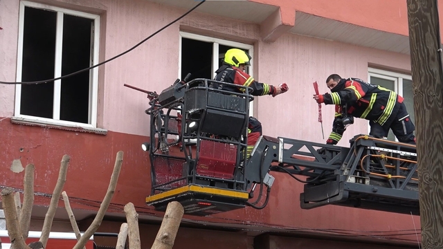 İtfaiye erleri yangında Türk Bayraklarını zarar görmemesi için topladı
Yangında Türk Bayrağına itfaiye hassasiyeti takdir topladı