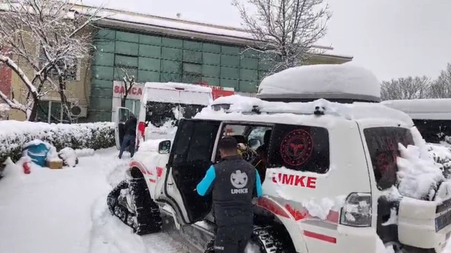 Kar nedeniyle diyaliz merkezine gidemeyen yaşlı kadının imdadına UMKE yetişti