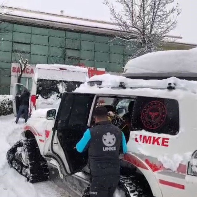 Kar nedeniyle diyaliz merkezine gidemeyen yaşlı kadının imdadına UMKE yetiş...
