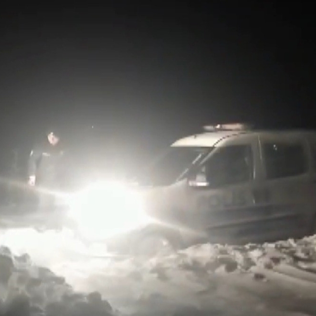 Yolda kalan polis aracının yardımına iş makineleri yetişti