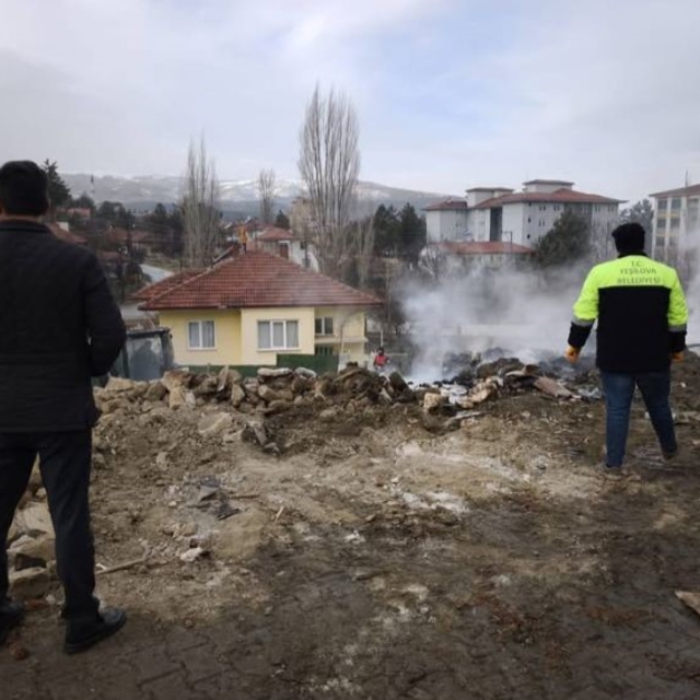 Burdur'da yangında evde mahsur kalan vatandaşı itfaiye erleri kurtardı