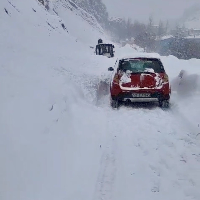 Çatak'ta çığ düştü: Sürücü son anda kurtuldu