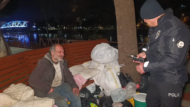 Bankta hayatını sürdüren adam, otelde konaklamayı kabul etmedi
Kurumlar seferber oldu, o ise bankta yatmayı tercih etti