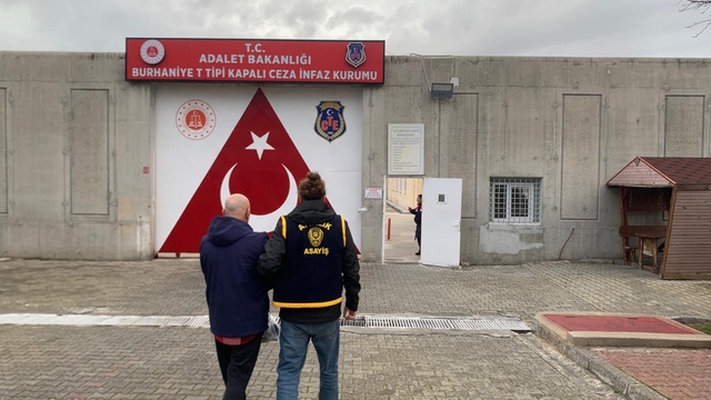 Ayvalık'ta kendisini Emniyet Müdürü olarak tanıtan şahsa operasyon