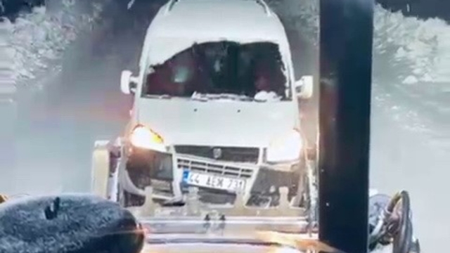 Mahsur kalan araçlar kurtarıldı