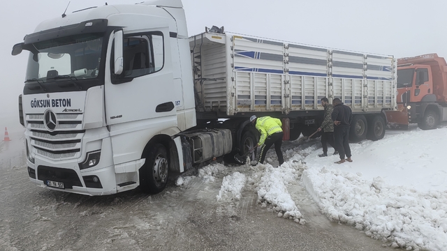 Hatay'da karla kaplı yolda sürücüler zor anlar yaşadılar