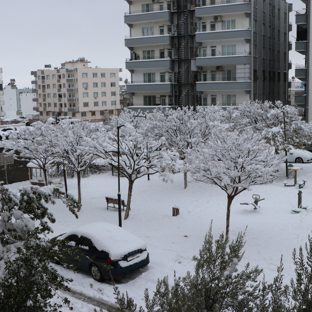 Kilis'te kar yağışı etkisini sürdürüyor