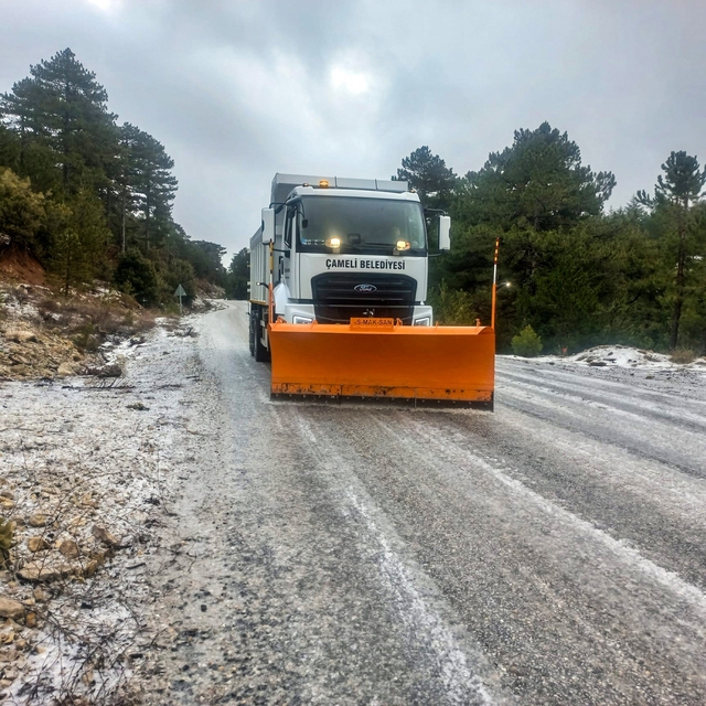 Çameli Belediyesinden kışa güçlü müdahale, yeni tuzlama aracı görevde
