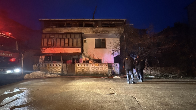 Bolu'da hurdalığa çevrilen metruk binada çıkan yangın söndürüldü