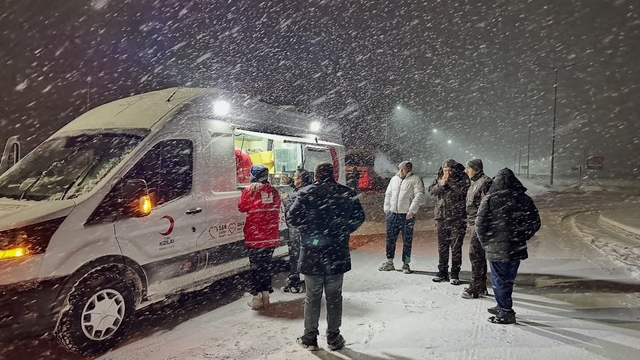 Malatya'da kardan yollar kapanınca, yolcular geceyi tesislerde geçirdi