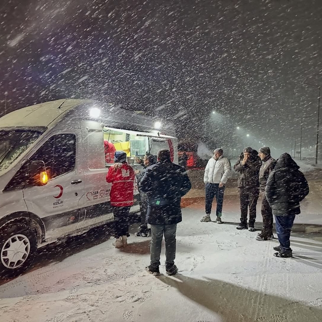 Malatya'da kardan yollar kapanınca, yolcular geceyi tesislerde geçirdi