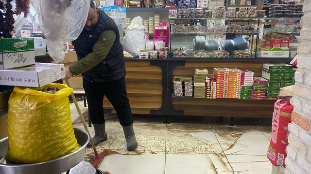 Antalya'da sağanak hayatı felç etti: İş yerleri su basan esnaf sabahın ilk ışığıyla temizliğe başladı
Rögarların taşması sonucu su basan iş yerlerinde maddi hasar meydana geldi