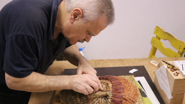 Tekirdağlı sanatçı balıkçıların zorlu yaşamını ahşaba yansıttı