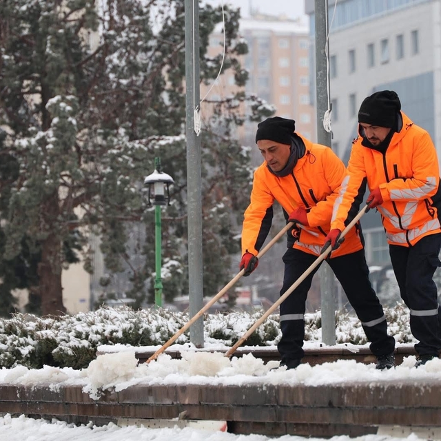 Kırıkkale'de kar yağışı sonrası kaldırımlar temizleniyor