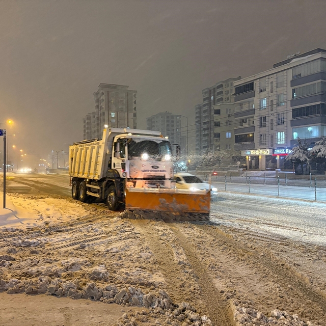 Gaziantep'te karla mücadele çalışmaları gece boyunca sürdü
Otoyollar, ana a...