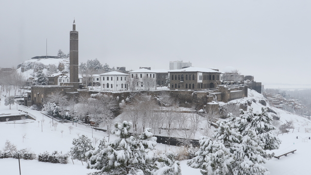 Diyarbakır'a kar yağdı; tarihi mekanlar da beyaza büründü