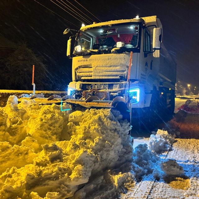 Kayseri'de kar ve tipi nedeniyle kapanan 155 mahalle yolu ulaşıma açıldı