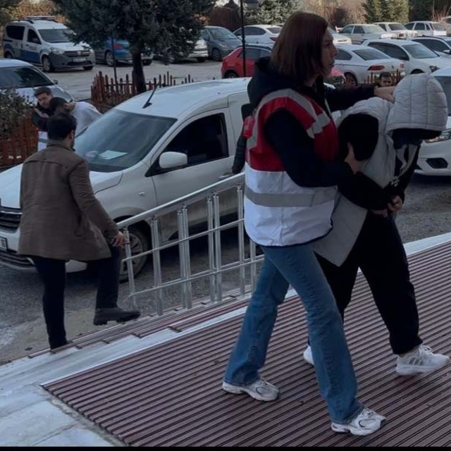 Akaryakıt istasyonundan gasbettikleri paraları başka bir akaryakıt istasyon...