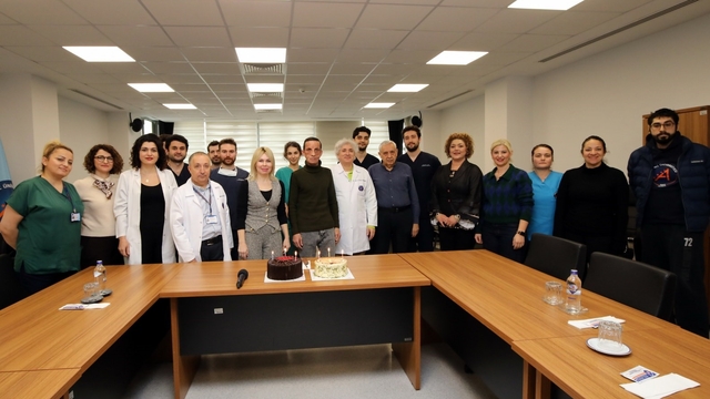 Hayata 14 yıldır başka bir yüzle bakıyor: Türkiye'nin ilk yüz nakli, 14 yıl sonra yeni hayatının mimarlarıyla yeniden buluştu
Uğur Acar: İlk nakil olduğumda 18 yaşındaydım. Yüzünü aldığım kişi 32 yaşlarındaydı. Yüzünü aldığım kişinin yaşındayım"
Rektör Özlenen Özkan: "Yüz nakli tam bir Face Off filmi gibiydi. Masaya yatırdığımız insanla kaldırdığımız insan çok başkaydı"
Prof. Dr. Ömer Özkan: "Bizim bu arenada geri durmamamız gerekir. Yaptık çekilelim modu olmaz"