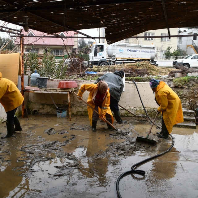 Söke Belediyesi ekipleri selin yaralarını sarmak için sahada