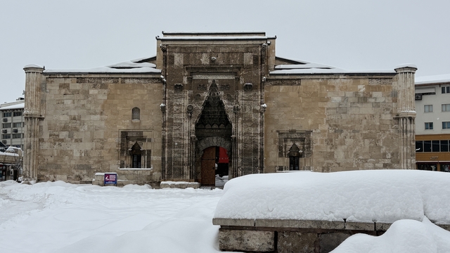 Sivas'ta kar yağışı; 945 yerleşim yeri ulaşıma kapandı