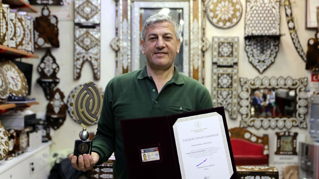 Çırak olarak başladığı mesleğinde 'Yaşayan İnsan Hazineleri Ödülü'ne layık görüldü