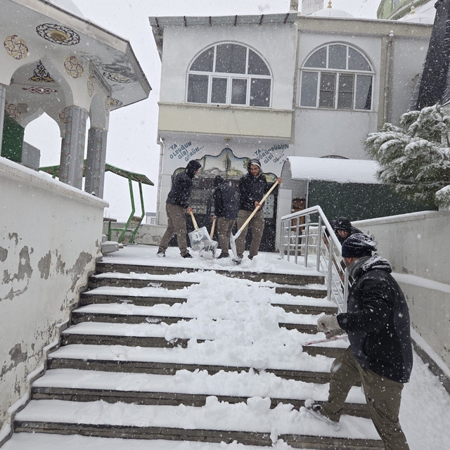 Şehitkamil'de camiler ibadete hazır
Şehitkamil'de camilerde kar temizliği