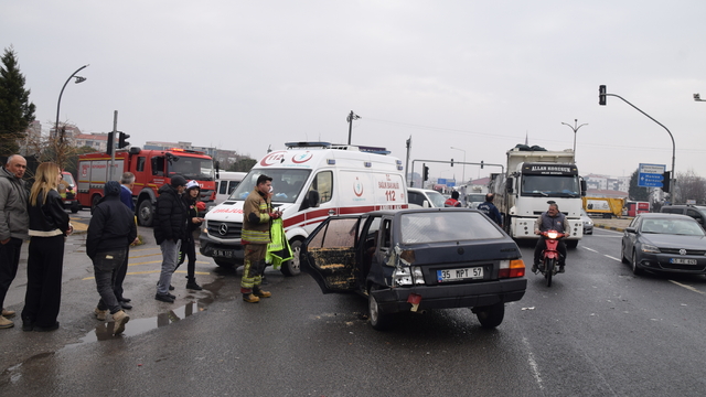 Turgutlu'da yolcu otobüsü ile çarpışan otomobildeki 2 kişi yaralandı