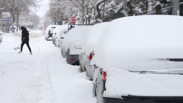 Elazığ'da kar kalınlığı 20 santimetreyi buldu, araçlar görünmez hale geldi
Vatandaşlar kar kalınlığını metreyle ölçtü