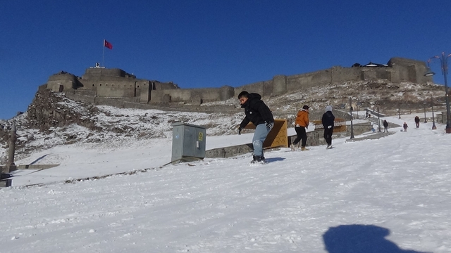 Kars'ta kızağını kapan kale yokuşuna koştu
