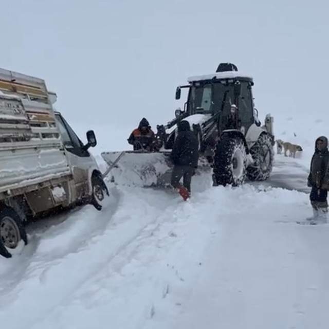 Elazığ'da şarampole düşen araç kurtarıldı