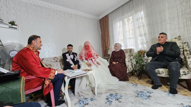 Gaziantep'te aşk kar kış dinlemedi: Gelin ve damat nikah salonuna gidemeyince nikah memuru eve geldi