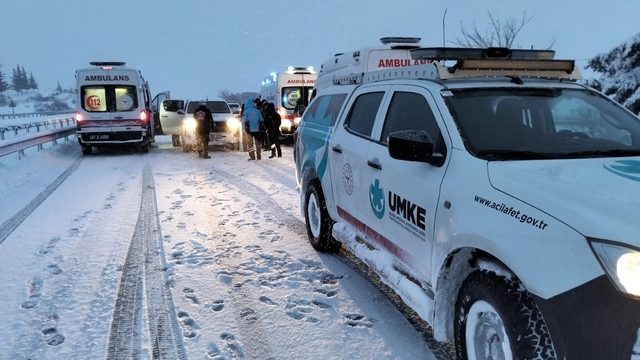 Gaziantep'te karbonmonoksit gazından etkilenen 9 kişilik ailenin imdadına UMKE yetişti
Karlı yolları aşan UMKE, 9 kişilik aileyi sağlık ekiplerine ulaştırdı