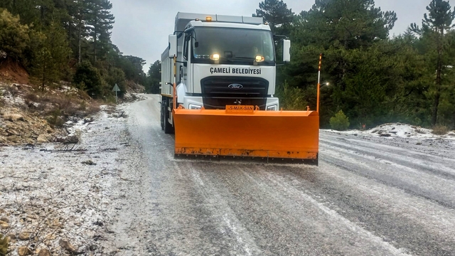 Çameli Belediyesinden kışa güçlü müdahale, yeni tuzlama aracı görevde